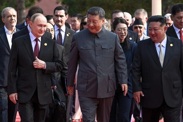 Rusya Devlet Başkanı Vladimir Putin, Çin Halkının Japonya&#x27;ya Karşı Direniş Savaşı&#x27;ndaki Zaferi&#x27;nin ve II. Dünya Savaşı&#x27;nın sona ermesinin 80. yıldönümünü anma törenlerine davet edildi. 3 Eylül&#x27;de yabancı heyet başkanlarıyla ortak fotoğraf çekimi yapıldı. - Sputnik Türkiye