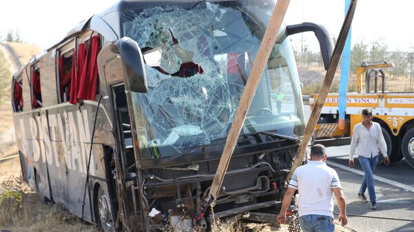 Şanlıurfa'nın Suruç ilçesinde devrilen yolcu otobüsündeki 27 kişi yaralandı - Sputnik Türkiye