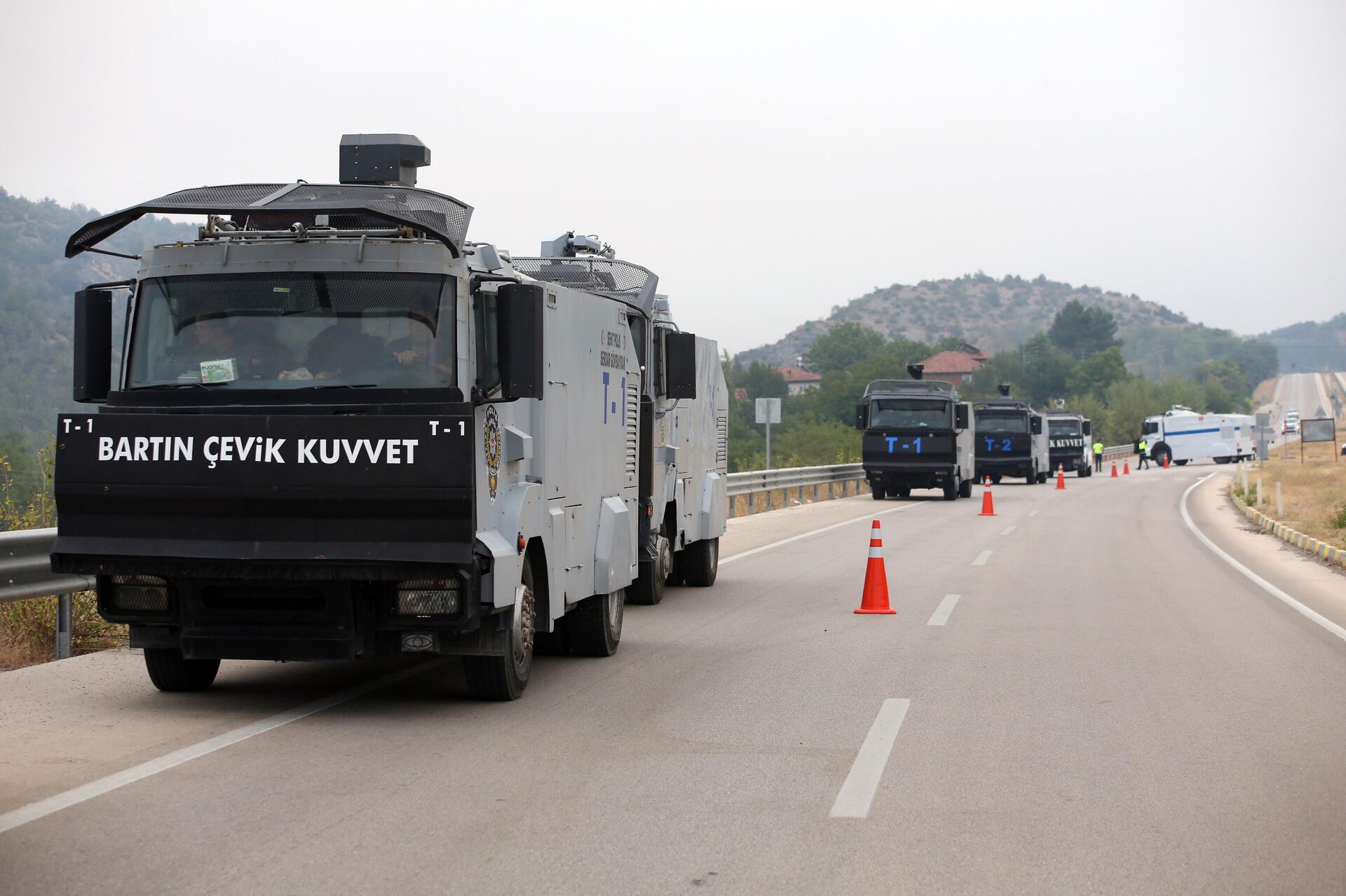 6 Toplumsal Olaylara Müdahale Aracı (TOMA) olumsuz bir durumda yangınlara müdahale için Kastamonu-Karabük kara yolunda hazır bekletiliyor - Sputnik Türkiye, 1920, 03.09.2025