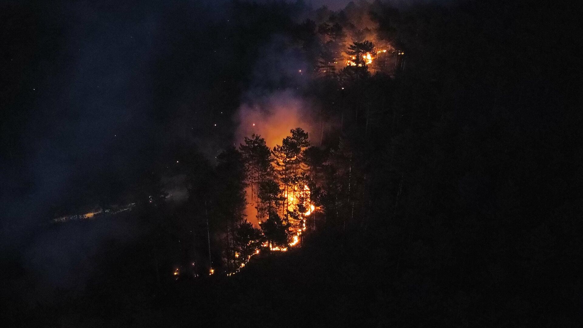 Karabük'te çıkan orman yangınına havadan ve karadan müdahale ediliyor
 - Sputnik Türkiye, 1920, 03.09.2025