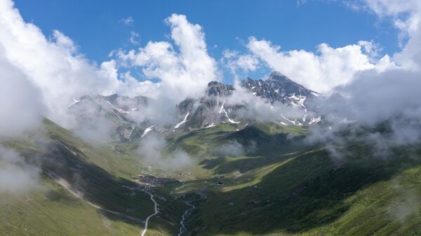 Yaklaşık 2 bin 700 metre rakımda yer alan Avusor Gölü, Kemerli Kaçkar Dağı’nın eteklerinde ziyaretçilerini karşılıyor. - Sputnik Türkiye