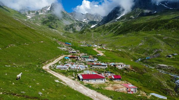 Rize’nin Çamlıhemşin ilçesinde, Kaçkar Dağları’nın zirvesinde konumlanan Avusor Yaylası ve Avusor Gölü, doğal güzellikleriyle bölgenin en dikkat çeken turistik noktalarından biri olarak öne çıkıyor. - Sputnik Türkiye