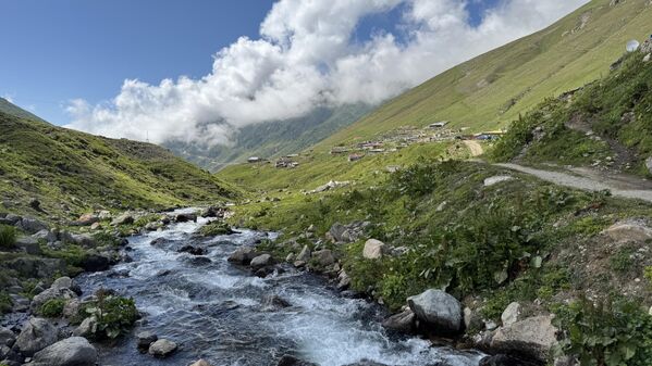 Yayladan ortalama 3 kilometrelik yürüyüş rotasıyla ulaşılabilen göl, özellikle doğa yürüyüşleri ve fotoğraf tutkunlarının ilgisini çekiyor. - Sputnik Türkiye