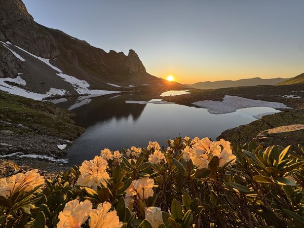 Bölgeye gelen ziyaretçiler, sadece gölün eşsiz güzellikleriyle değil, aynı zamanda Kaçkar Dağları’nın vadilerinde uzanan doğal yürüyüş rotalarıyla da unutulmaz bir deneyim yaşıyor. - Sputnik Türkiye