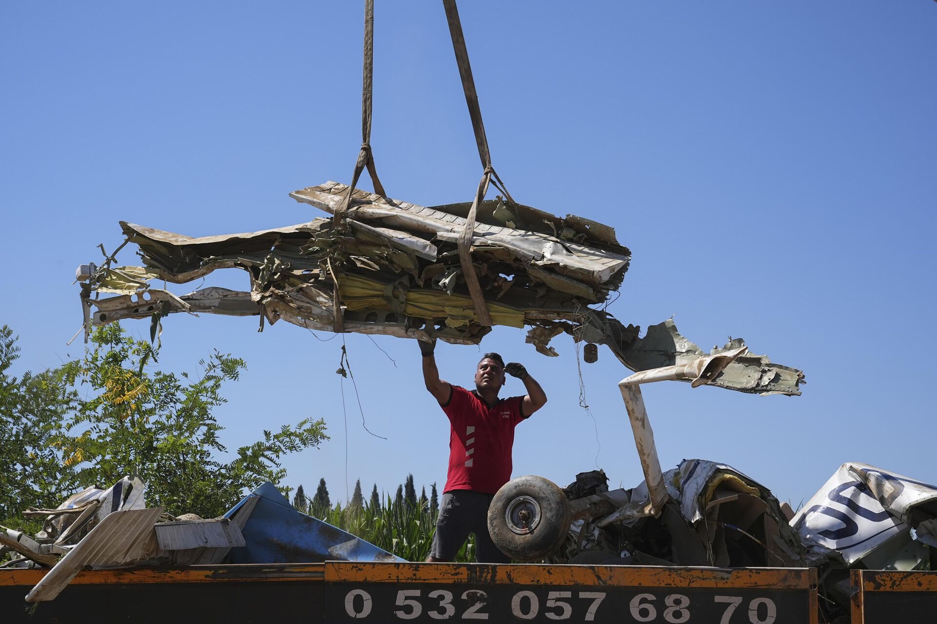 İzmir'in Torbalı ilçesinde düşen eğitim uçağında bulunan pilot yaşamını yitirdi. Tarlaya düşen uçak, vinç yardımıyla olay yerinden kaldırılarak kamyonla bölgeden götürüldü. - Sputnik Türkiye, 1920, 03.09.2025