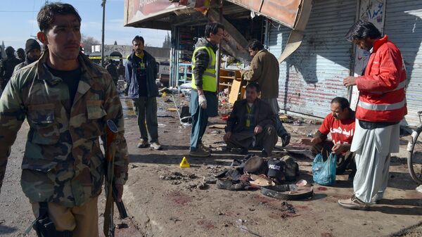 Pakistani police officers and rescue workers gather at the site of suicide bombing targeting a polio vaccination center in Quetta, Pakistan, - Sputnik Türkiye