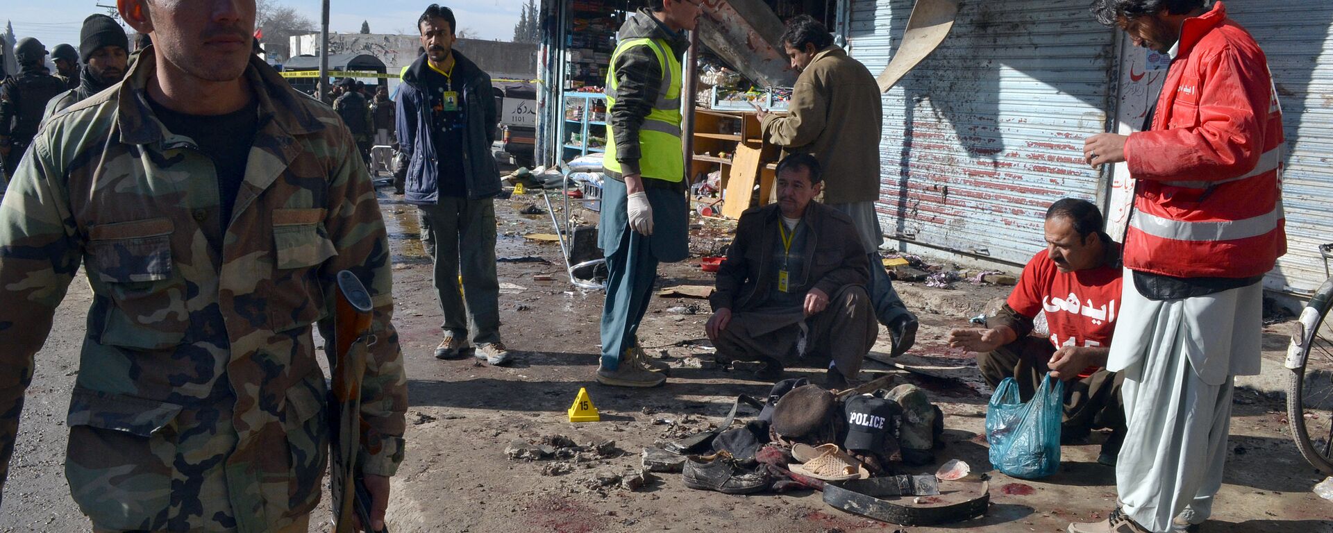 Pakistani police officers and rescue workers gather at the site of suicide bombing targeting a polio vaccination center in Quetta, Pakistan, - Sputnik Türkiye, 1920, 03.09.2025