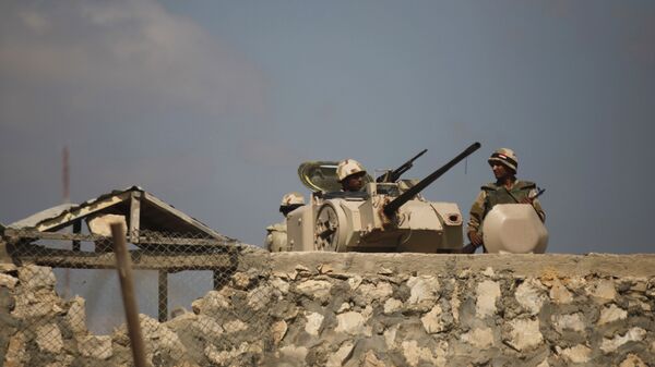 Egyptian army soldiers stand guard on the border with Egypt in Rafah, southern Gaza Strip (File) - Sputnik Türkiye