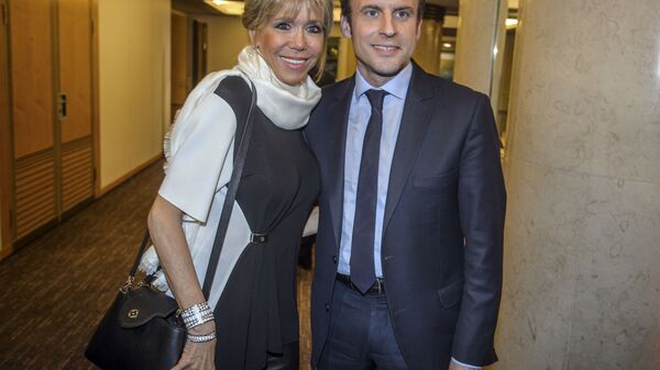 Кандидат в президенты Франции Эммануэль Макрон с женой Брижит на ужине Совета еврейских общин Франции в Париже - Sputnik Türkiye