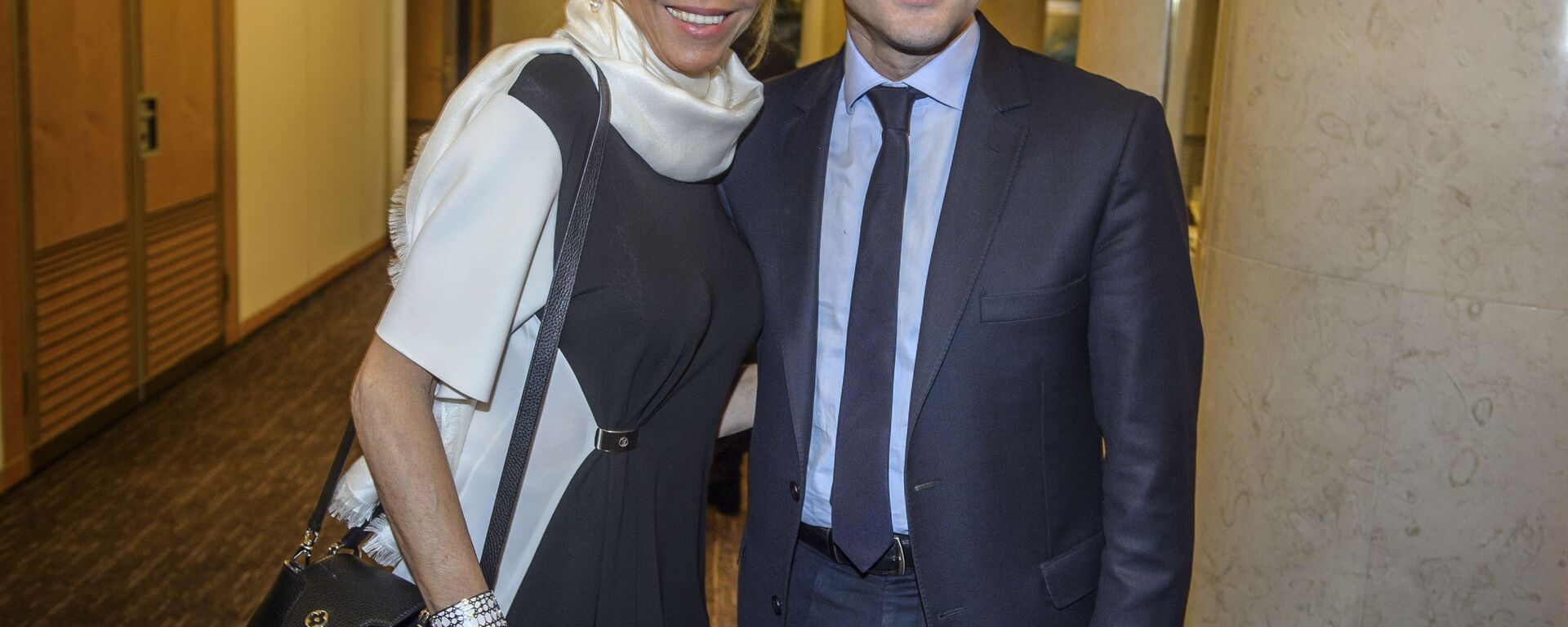 Кандидат в президенты Франции Эммануэль Макрон с женой Брижит на ужине Совета еврейских общин Франции в Париже - Sputnik Türkiye, 1920, 03.09.2025