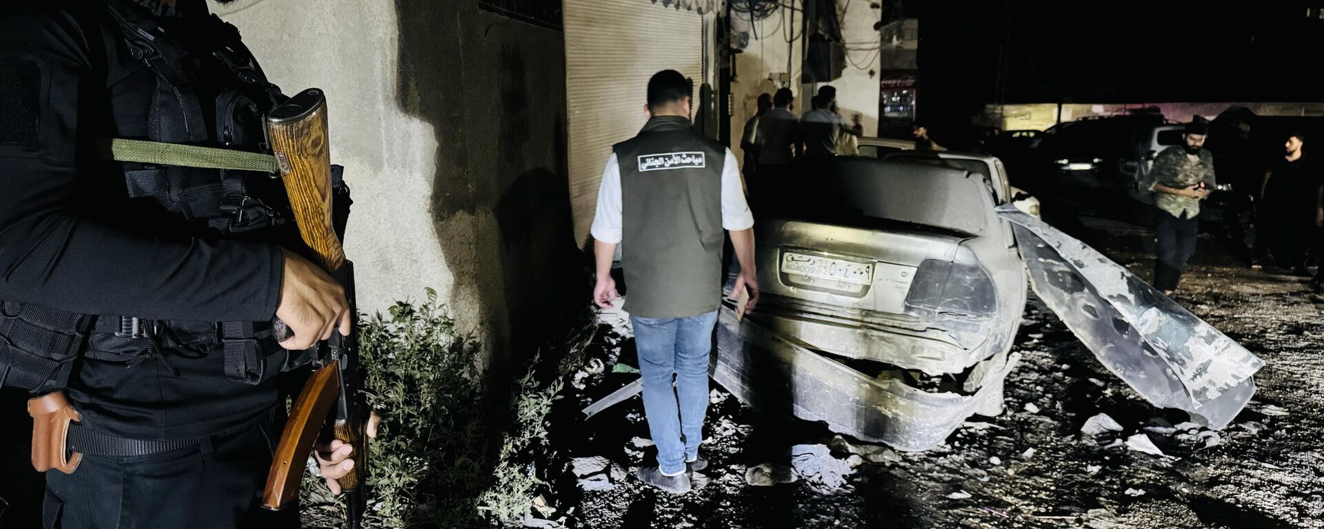 Suriye'nin başkenti Şam'da bir araca yerleştirilen patlayıcının infilak etmesi sonucu 1 kişi yaralandı. Şam kent merkezindeki Mezze 86 Mahallesi'nde bir araca yerleştirilen bomba düzeneği infilak etti. Olay sonrası Suriye güvenlik güçleri bölgede incelemelerde bulundu. - Sputnik Türkiye, 1920, 04.09.2025