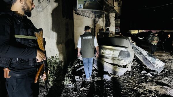 Suriye'nin başkenti Şam'da bir araca yerleştirilen patlayıcının infilak etmesi sonucu 1 kişi yaralandı. Şam kent merkezindeki Mezze 86 Mahallesi'nde bir araca yerleştirilen bomba düzeneği infilak etti. Olay sonrası Suriye güvenlik güçleri bölgede incelemelerde bulundu. - Sputnik Türkiye