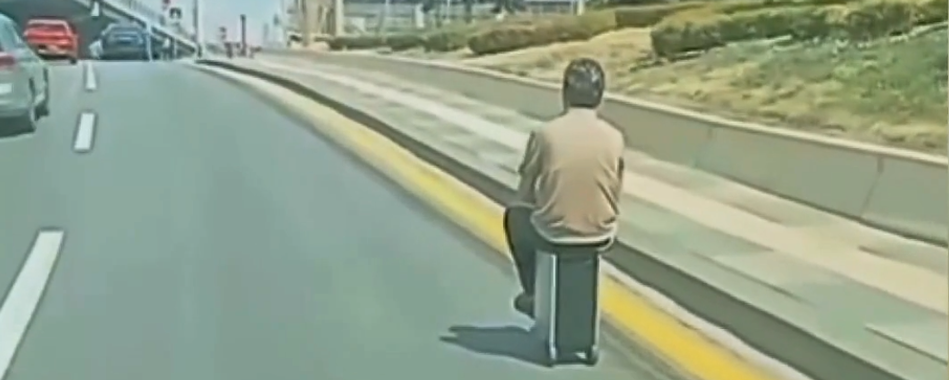 Ankara'da bir kişi elektrikli valiziyle trafiğe çıktı - Sputnik Türkiye, 1920, 04.09.2025