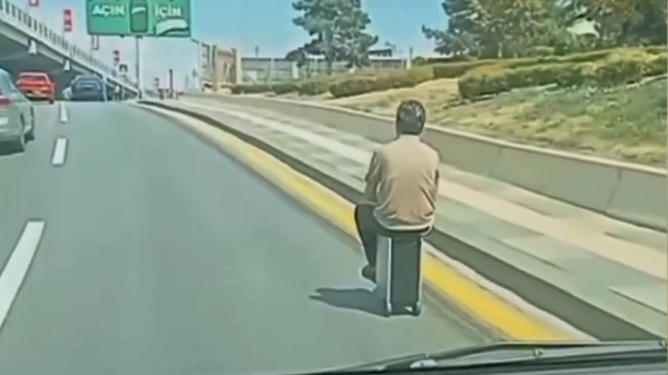 Ankara'da bir kişi elektrikli valiziyle trafiğe çıktı - Sputnik Türkiye