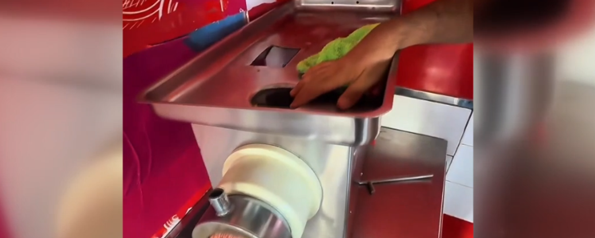 Kıyma makinesinde gizli düzenek: Bozuk et yedirmişler - Sputnik Türkiye, 1920, 04.09.2025