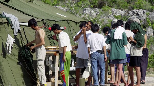 Men shave, brush their teeth and prepare for the day at a refugee camp on the Island of Nauru - Sputnik Türkiye