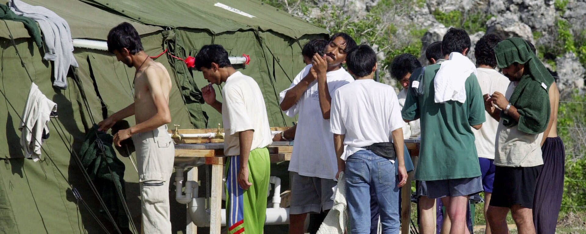 Men shave, brush their teeth and prepare for the day at a refugee camp on the Island of Nauru - Sputnik Türkiye, 1920, 04.09.2025