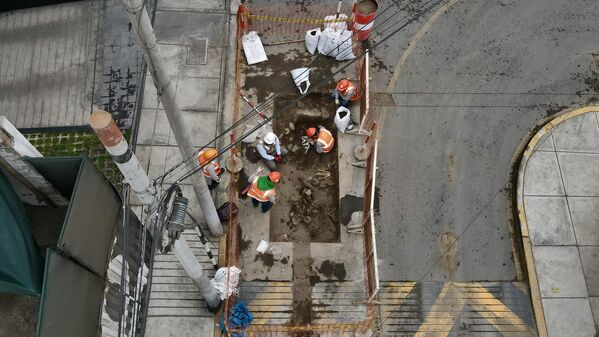 Arkeologlar, bölgede M.S. 1200 ile 1470 yılları arasına tarihlenen seramikler ile genç bireylere ait olduğu düşünülen üç mezar tespit etti. - Sputnik Türkiye