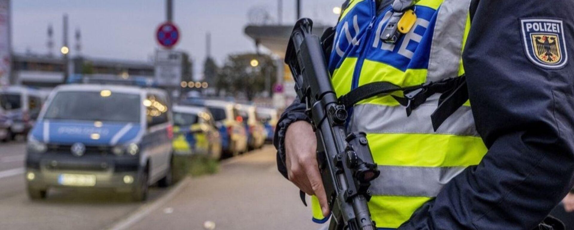 Berlin'de araç kalabalığa daldı - Sputnik Türkiye, 1920, 04.09.2025