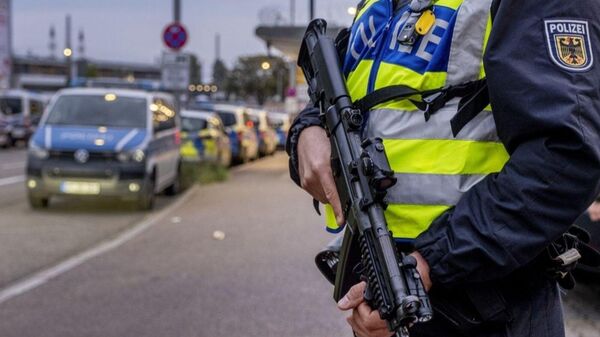 Berlin'de araç kalabalığa daldı - Sputnik Türkiye