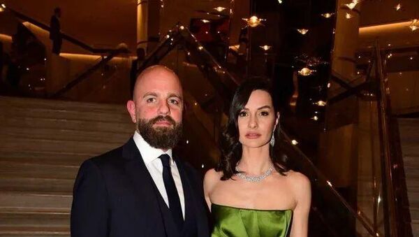 Yasemin Özilhan- İzzet Özilhan sosyal medya  - Sputnik Türkiye