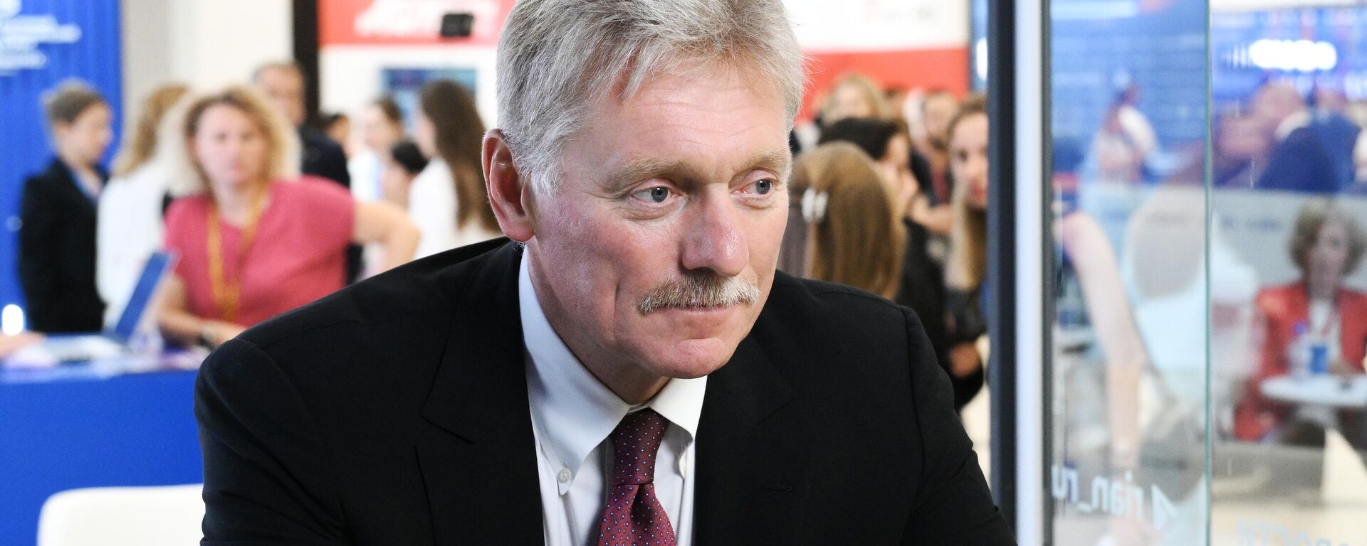 Пресс-секретарь президента РФ Дмитрий Песков на стенде РИА Новости (5 сентября 2025). Владивосток - Sputnik Türkiye, 1920, 05.09.2025
