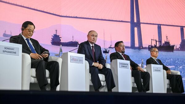 Премьер-министр Лаоса Сонсай Сипхандон, президент РФ Владимир Путин, премьер-министра Монголии Гомбожавын Занданшатар, зампред Постоянного комитета Всекитайского собрания народных представителей Ли Хунчжун (слева направо) на пленарной сессии Восточного экономического форума (5 сентября 2025). Владивосток - Sputnik Türkiye
