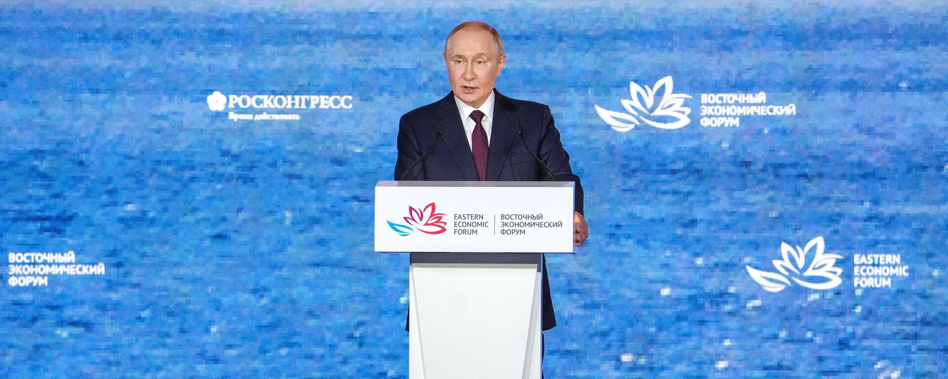 Президент РФ Владимир Путин на пленарной сессии Восточного экономического форума (5 сентября 2025). Владивосток Президент РФ Владимир Путин на пленарной сессии Восточного экономического форума (5 сентября 2025). Владивосток - Sputnik Türkiye, 1920, 05.09.2025