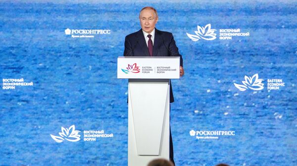 Президент РФ Владимир Путин на пленарной сессии Восточного экономического форума (5 сентября 2025). Владивосток - Sputnik Türkiye
