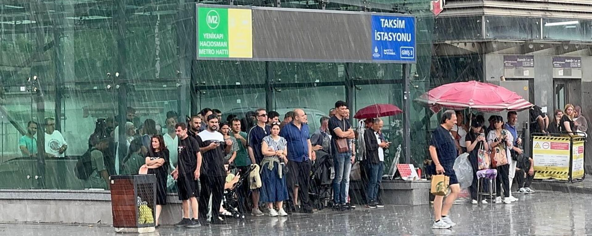 Meteoroloji'den kritik uyarı: Sıcaklık 7 derece düşüyor, kuvvetli yağış ve rüzgar fırtına şeklinde etkili olacak - Sputnik Türkiye, 1920, 28.10.2025