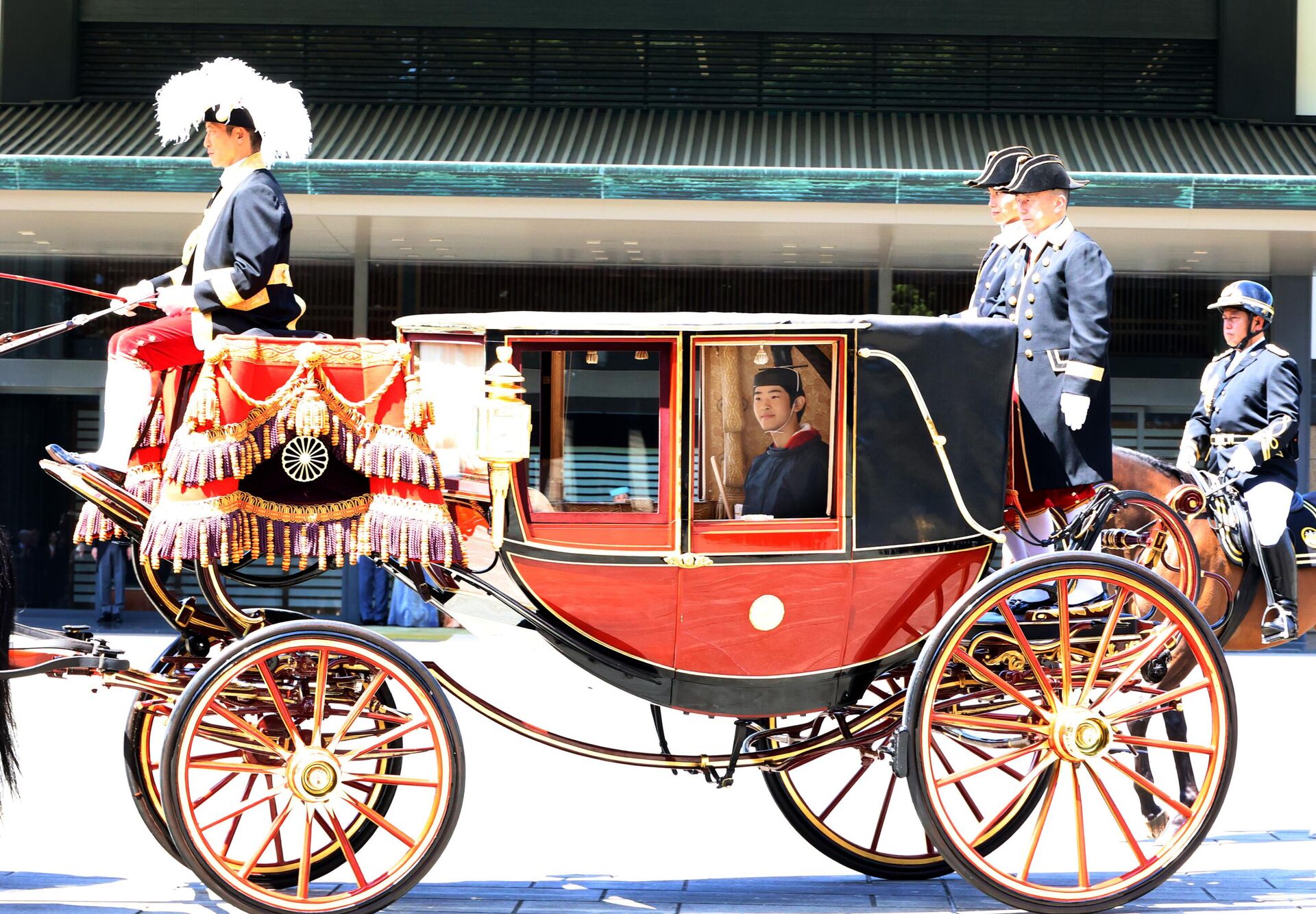 Japonya Veliaht Prensi Akishino ve Veliaht Prensesi Kiko'nun oğlu Prens Hisahito 19. yaş günü için düzenlenen törene katıldı. - Sputnik Türkiye, 1920, 06.09.2025
