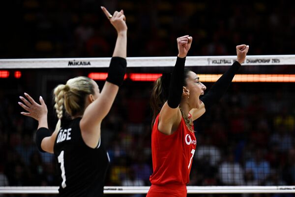 A Milli Kadın Voleybol Takımı da aynı gün çıktığı karşılaşmada güçlü bir oyun sergileyerek rakibini mağlup etti. Filedeki üstünlük yine Türkiye’nin oldu. - Sputnik Türkiye