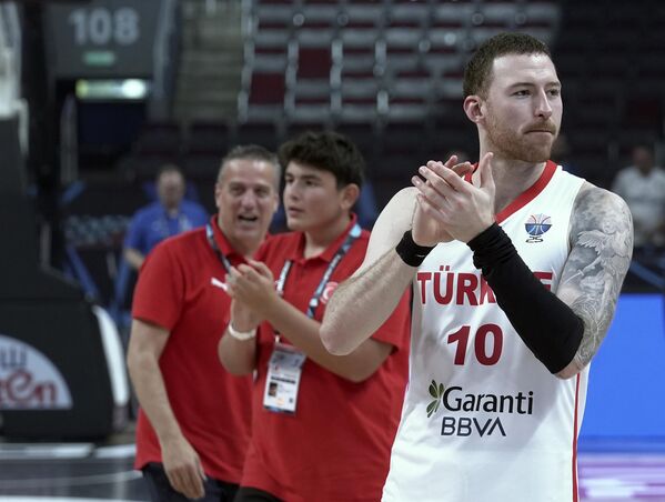 Turnuvada son sekize kalan A Milli Erkek Basketbol Takımı, kritik anlarda gösterdikleri performansla taraftarlarına büyük sevinç yaşattı. Bu başarı, basketbolun yükselen grafiğini bir kez daha kanıtladı. - Sputnik Türkiye