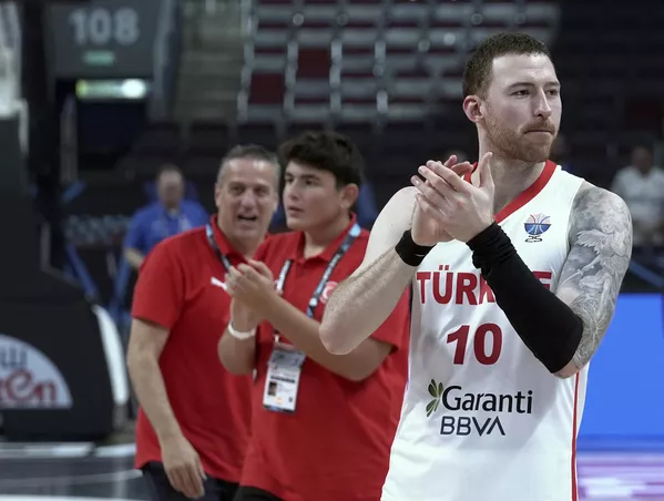Turnuvada son sekize kalan A Milli Erkek Basketbol Takımı, kritik anlarda gösterdikleri performansla taraftarlarına büyük sevinç yaşattı. Bu başarı, basketbolun yükselen grafiğini bir kez daha kanıtladı. Turnuvada son sekize kalan A Milli Erkek Basketbol Takımı, kritik anlarda gösterdikleri performansla taraftarlarına büyük sevinç yaşattı. Bu başarı, basketbolun yükselen grafiğini bir kez daha kanıtladı. - Sputnik Türkiye