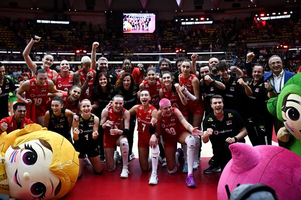 Bugün, Türk sporu için unutulmaz bir tarih oldu. A Milli Takımlar, aynı gün hem voleybolda hem basketbolda sahaya çıktı ve ikisinde de galibiyet aldı. - Sputnik Türkiye