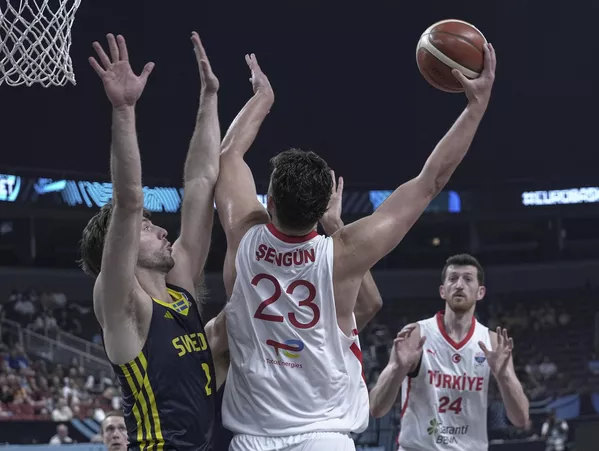 2025 Avrupa Basketbol Şampiyonası son 16 turunda İsveç’i 85-79 mağlup eden A Milli Erkek Basketbol Takımı, çeyrek finale yükselmeyi başardı. 2025 Avrupa Basketbol Şampiyonası son 16 turunda İsveç’i 85-79 mağlup eden A Milli Erkek Basketbol Takımı, çeyrek finale yükselmeyi başardı. - Sputnik Türkiye