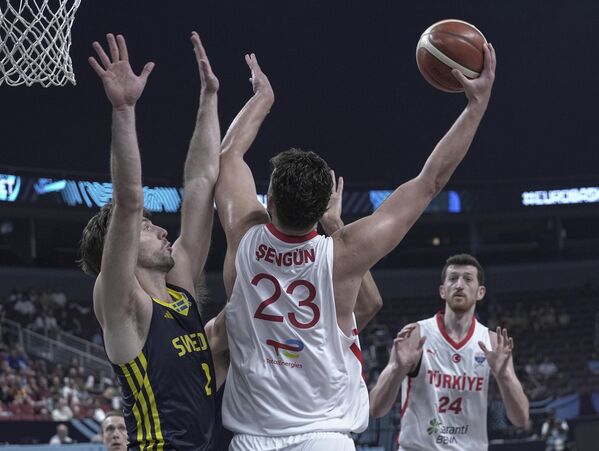 2025 Avrupa Basketbol Şampiyonası son 16 turunda İsveç’i 85-79 mağlup eden A Milli Erkek Basketbol Takımı, çeyrek finale yükselmeyi başardı. - Sputnik Türkiye