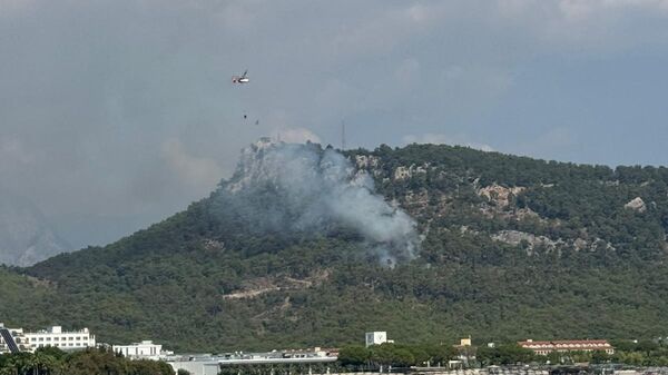Antalya'da orman yangını: Kemer'deki yangına havadan ve karadan müdahale ediliyor - Sputnik Türkiye