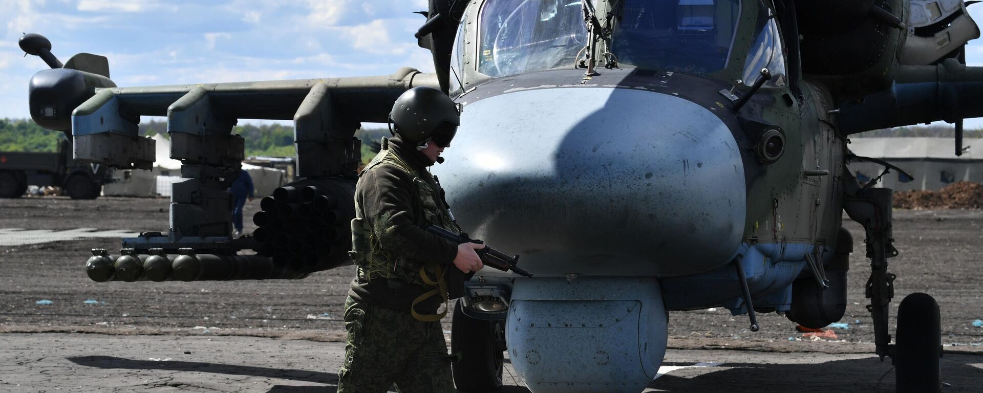 Пилот возле ударного вертолета Ка-52 ВКС России - Sputnik Türkiye, 1920, 07.09.2025