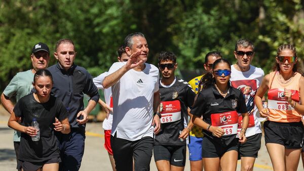 CHP Genel Başkanı Özel, 'CHP 102. Yıl Koşusu'na katıldı - Sputnik Türkiye