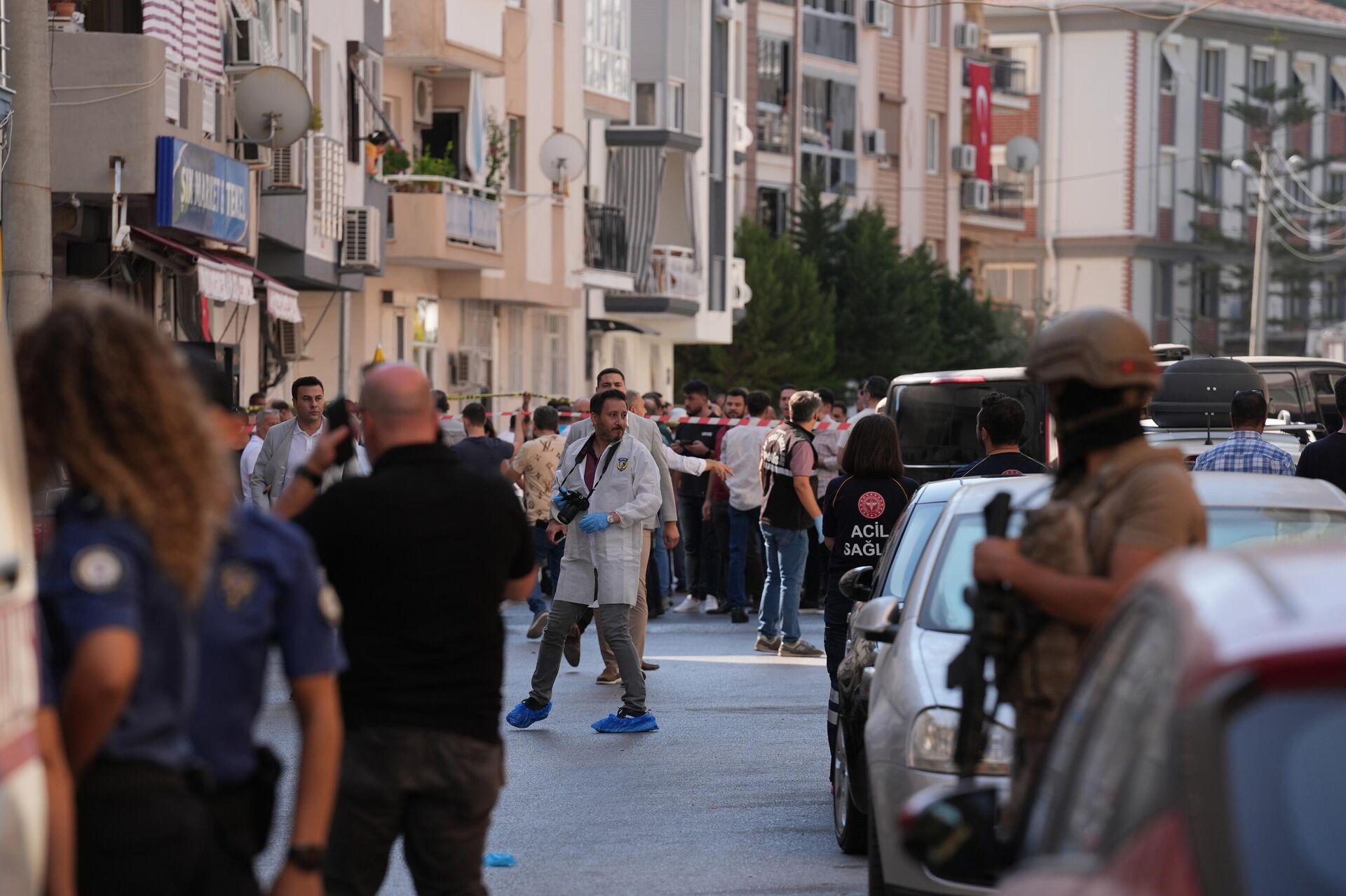 İzmir'in Balçova ilçesinde, polis merkezine yapılan silahlı saldırıda 2 polis şehit oldu - Sputnik Türkiye, 1920, 08.09.2025