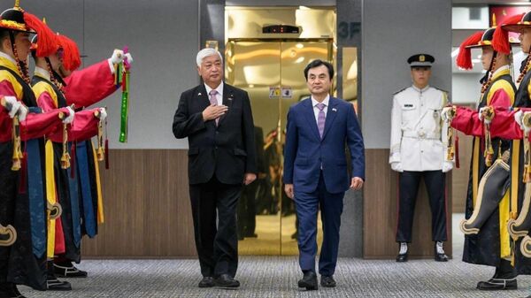 Japonya Savunma Bakanı Gen Nakatani (solda) ve Güney Kore Savunma Bakanı Gyu-back (sağda)  - Sputnik Türkiye