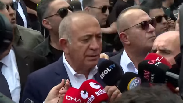 Gürsel Tekin CHP il binası önünde - Sputnik Türkiye