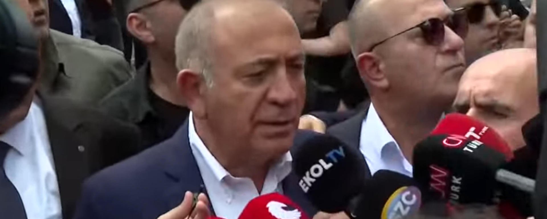 Gürsel Tekin CHP il binası önünde - Sputnik Türkiye, 1920, 08.09.2025