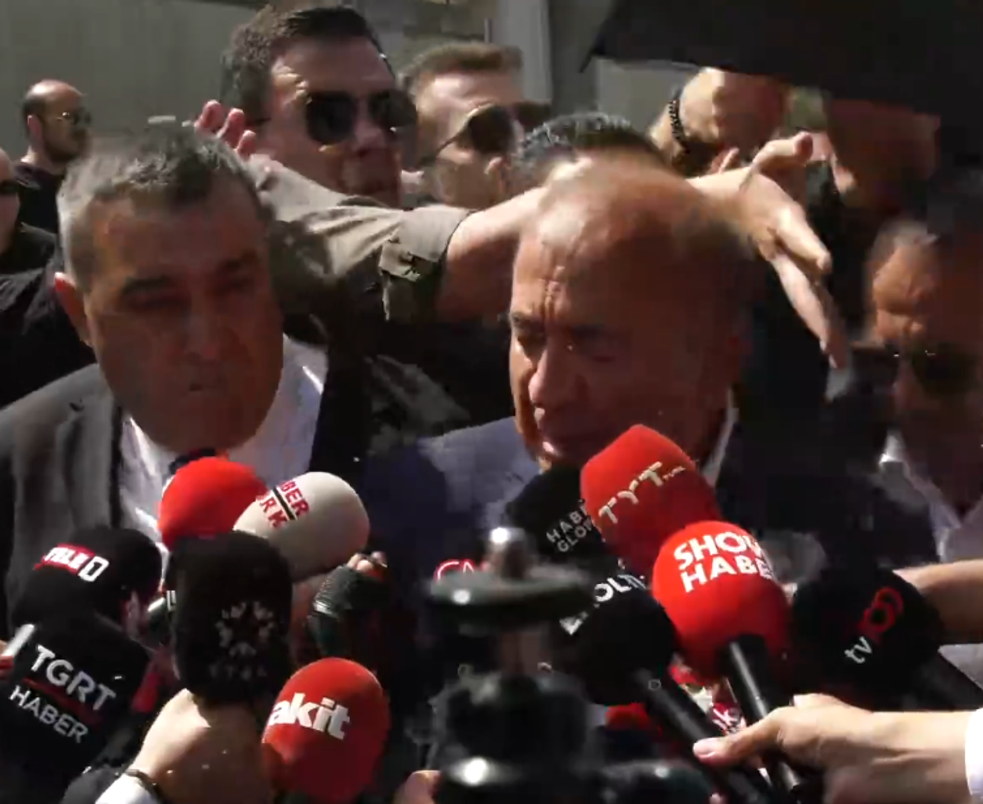 Gürsel Tekin'e su şişesi fırlatıldı - Sputnik Türkiye, 1920, 08.09.2025