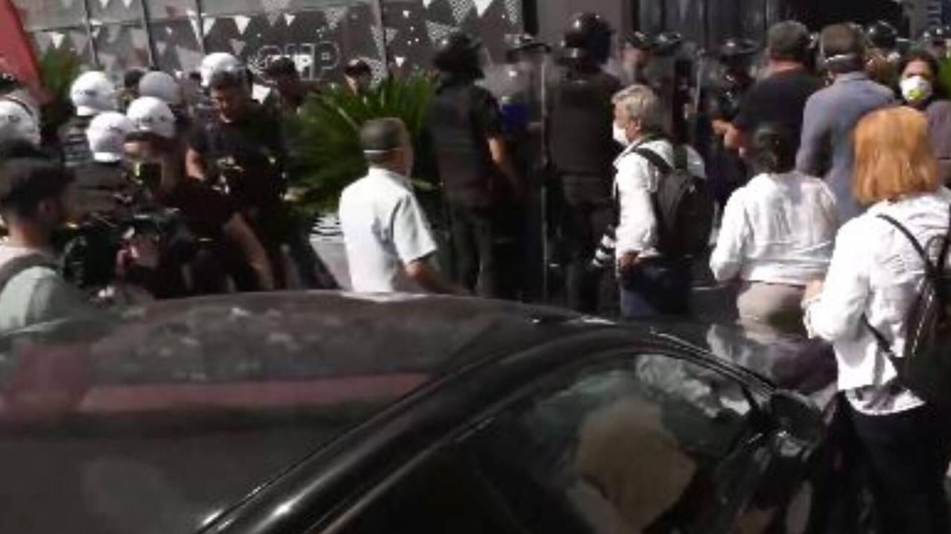 Gürsel Tekin, polis eşliğinde CHP il binası kapısında - Sputnik Türkiye, 1920, 08.09.2025