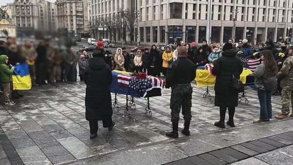 Ukrayna'nın başkenti Kiev'de Amerikalı paralı askerlerin cesetlerinin bulunduğu tabutlar - Sputnik Türkiye