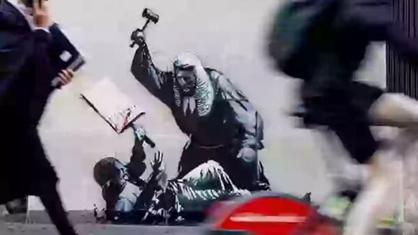Bansky'nin Yeni Çalışması Londra'daki Kraliyet Adalet Mahkemesi duvarında yer aldı - Sputnik Türkiye
