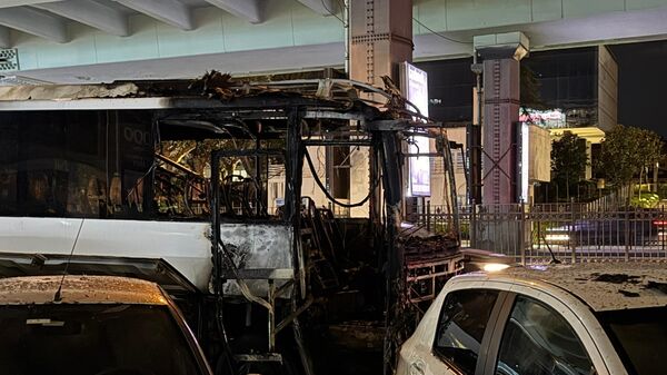 Şişli'de, Mecidiyeköy Viyadük altında tur otobüsünde çıkan yangın itfaiye ekiplerince söndürüldü - Sputnik Türkiye