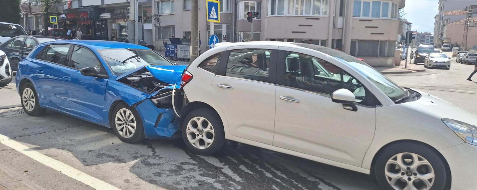 Samsun'un Bafra ilçesinde boşanma aşamasındaki eşini, aracına çarparak yaralayan kişi yakalandı - Sputnik Türkiye, 1920, 10.09.2025